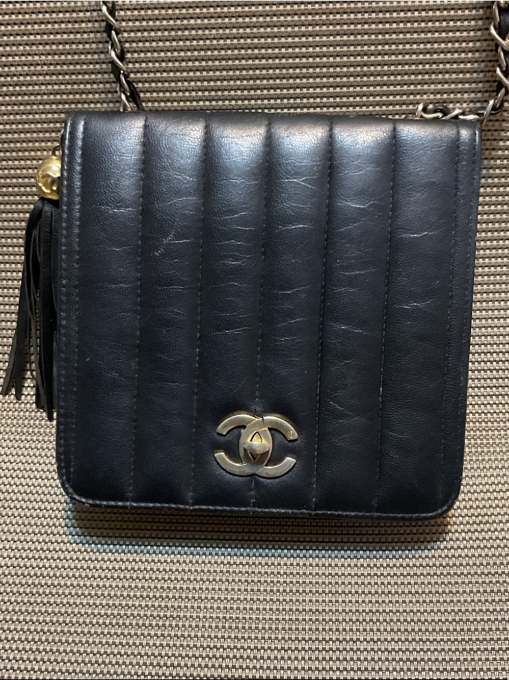 Vintage Chanel Black Quilted Chain Crossbody Bag with Tassel - Picture 3 of 9